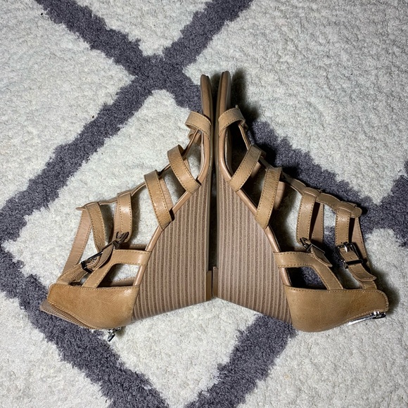 Jessica Simpson like new tan leather wedges